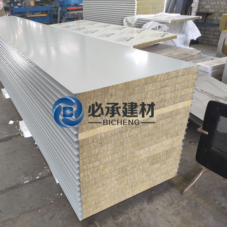 彩鋼夾芯板與巖棉彩鋼板在綠色建筑中的應(yīng)用有何不同？